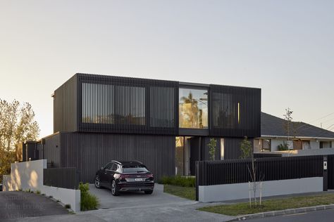 Courtyard House ·· studio john irving architects Stone Benchtop, Alpine House, John Irving, Black Houses, Cedar Cladding, Dark House, Floating Staircase, Custom Fireplace, House Studio