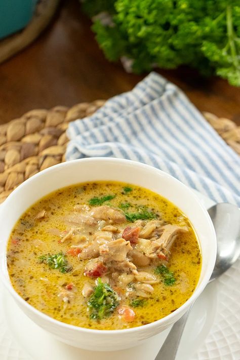 Cozy & Creamy Chicken White Bean Soup - Dimitras Dishes Chicken White Bean Soup, Chicken And White Bean Soup, Dimitras Dishes, Green Beans Soup, Chicken Curry Soup, Chicken Rice Soup, Green Meals, Chicken Chili Recipe, White Bean Soup