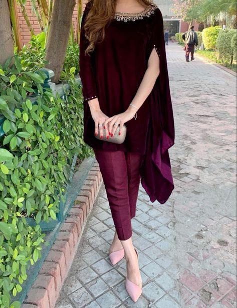 Velvet Kaftan Designs, Velvet Gown Designs Western, Velvet Kaftan Dress Pakistani, Velvate Dress Design Gown, Velvet Frock Design, Stylish Velvet Dress, Velvet Suits Women Indian, Velvet Gown Design, Velvet Kaftan Dress