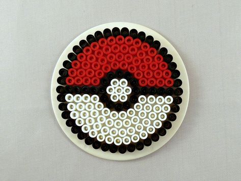 Pokeball Perler Pattern Circle Melty Beads Patterns, Pokeball Perler, Hama Beads Pokemon, Perler Pattern, Pokemon Bead, Hamma Beads Ideas, Easy Perler Bead Patterns, Pokemon Perler Beads, Melty Bead Patterns