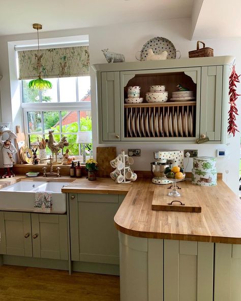 Farmhouse Style Kitchen Cabinets, Cocina Shabby Chic, Country Kitchen Designs, Kitchen Cabinet Styles, Dekorasi Kamar Tidur, Cottage Kitchens, Farmhouse Style Kitchen, Dream House Interior, Cottage Kitchen