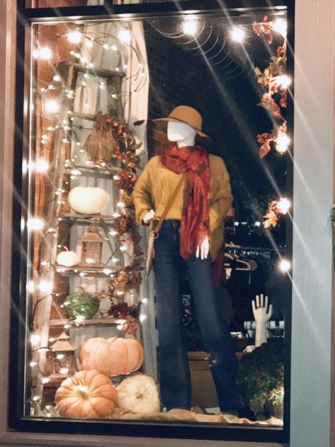 Window Display Boutique, Halloween Store Windows, Autumn Window Display Retail, Fall Store Window Displays, Boutique Store Front Ideas, Fall Store Displays, Fall Window Display, Booth Display Ideas Diy, Boutique Window Displays