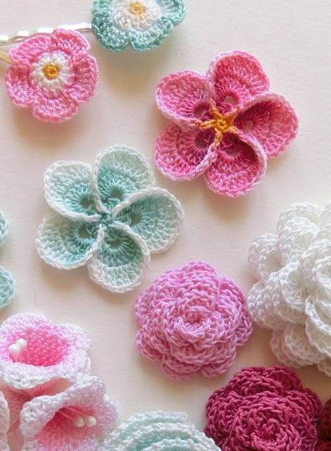 Crochet Plumeria pattern, Frangipani easy photo tutorial. These flowers are hand dyed, into any color scheme you like! Crochet Plumeria, Fiori Frangipani, Crochet Puff Flower, Crochet Flower Pattern, Hawaiian Plumeria, Crochet Flowers Easy, Rose Patterns, Crochet Geek, Confection Au Crochet