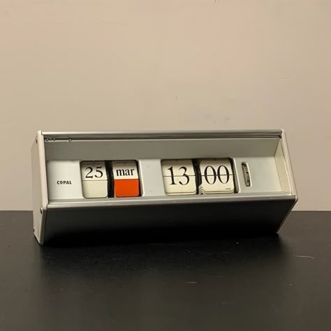 Listed on VNTG.com: Caslon 601 Date Flip Clock by Copal, 70s | #vntg #vintage Vintage Flip Clock, 70s Product Design, College Setup, Y2k Tattoos, Pc Desk Setup, Retro Technology, Cassette Futurism, Crib Decor, Home Sweet Home Decor