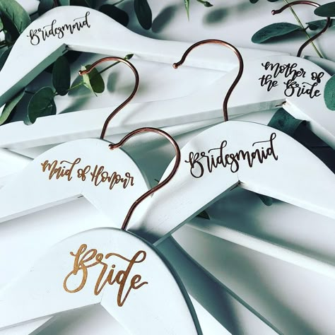 Cricut Wedding Ideas, Name Project, Wedding Place Names, Idee Cricut, Cricut Wedding, Projets Cricut, Wedding Personalized, Wedding Hangers, Cricut Projects Beginner