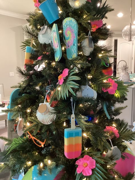 Diy Tropical Christmas Decorations, Palm Tree Christmas, Tropical Christmas Tree, Hawaiian Christmas Decorations, Christmas Luau, Hawaiian Christmas Party, Christmas In July Party Ideas, Aloha Christmas Decorations, Hawian Christmas