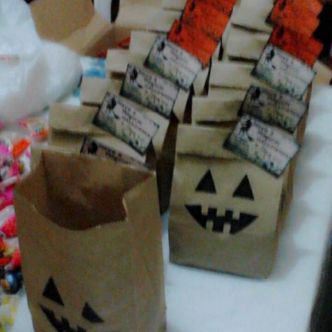 Halloween Loot Bag Ideas, Halloween Loot Bags, Loot Bag Ideas, Halloween Bags Diy, Classroom Bulletin Boards Elementary, Loot Bags, Diy Bags, Fall Crafts Diy, Halloween 2018