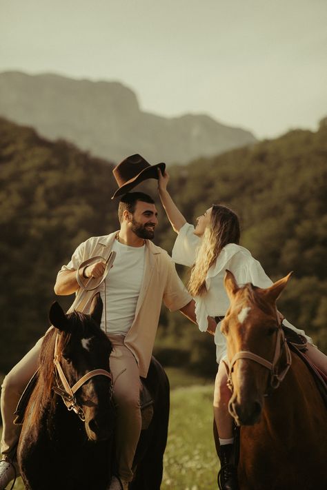 Couples With Horses Photo Ideas, Horse Couple Photoshoot, Couple With Horse, Engagement Photos With Horses, Photoshoot With Horses, Couple Horse Photography, Horses Photoshoot, Horse Engagement Photos, Horse Wedding Photos