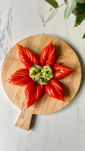 Rio | Colorful Food 🌈 on Instagram: "How to cut tomato into the flower shape 🍅 For your salad platter on the next level 😉 Save this for later🌺 Wishing you a happy and peaceful day 🤍 @inspo_by_rio_ 💕 #saladcarving #fooddesign #fooddecoration #saladideas #tutorial #veggieboard" Tomato Food Art, Board Meals, Salad Plating, Cucumber Rose, Supper Sides, Fine Dining Menu, Salad Design, Fancy Salads, Charcuterie Meats