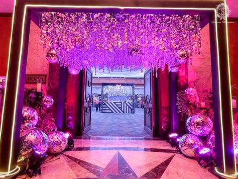 Disco Ball Entryway, Disco Party Entrance Decor, Disco Entrance, Retro Theme Party Decoration, Passage Decor, Retro Theme Party, Birthday Disco, Wedding Walkway, 50th Party Ideas