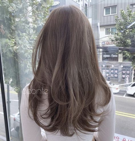 Hair Colour Korean, Soft Brown Hair Color, Ulzzang Hairstyle, Soft Brown Hair, Dreamy Hair, Embrace Messy Hair, Ulzzang Hair, Cool Hair, Korean Hair Color