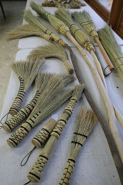 Lenton Williams Class JCCFS Appalachian Style, Broom Making, Handmade Broom, Pine Needle Crafts, Basket Weaving Diy, Basket Weaving Patterns, Brooms And Brushes, Willow Weaving, Diy Weaving