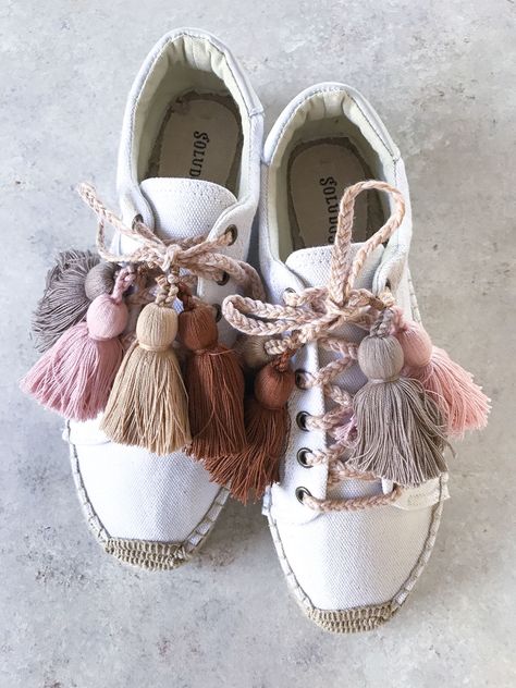 Diy Fashion Trends, Diy Sneakers, Boho Shoes, Espadrilles Shoes, Espadrille Sneakers, Diy Vetement, Diy Tassel, Painted Shoes, Diy Shoes