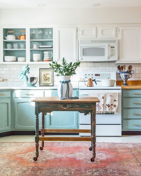 open cabinets open shelving kitchen Small Space Kitchen Storage, Real Wood Table, Cottage Journal, Kitchen Storage Hacks, Old Table, Open Kitchen Shelves, Small Space Kitchen, Chic Kitchen, Thrift Shop