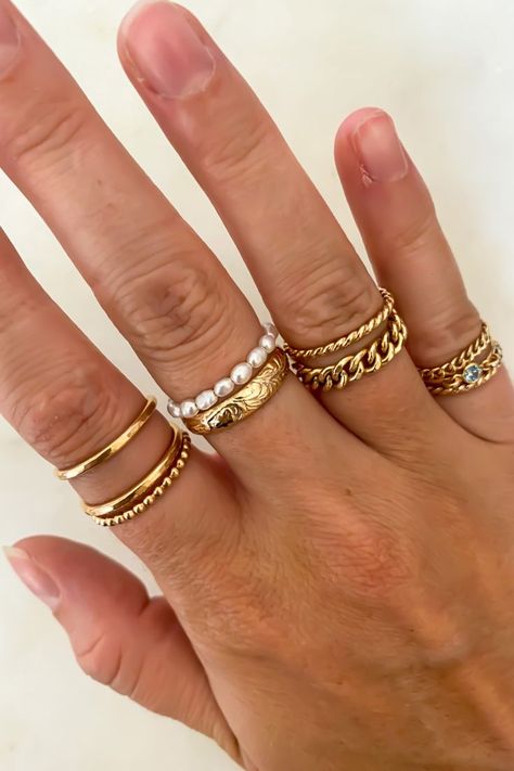 Gold Minimalist Jewelry, Ringe Gold, Jewelry Accessories Ideas, Nail Jewelry, Dope Jewelry, Classy Jewelry, Jewelry Essentials, Jewelry Lookbook, Stacked Jewelry