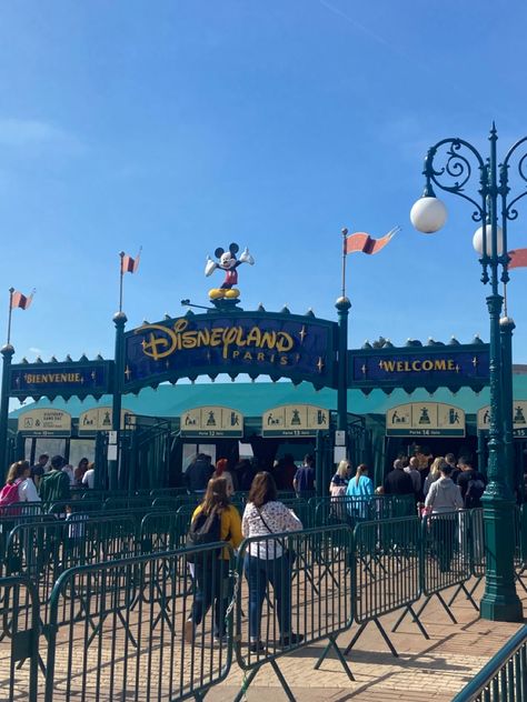 Disneyland Paris Entrance, Disney Entrance, Disneyland Entrance, Disney Paris, Disney Party, Disneyland Paris, Dream Vacations, Disney World, Disneyland