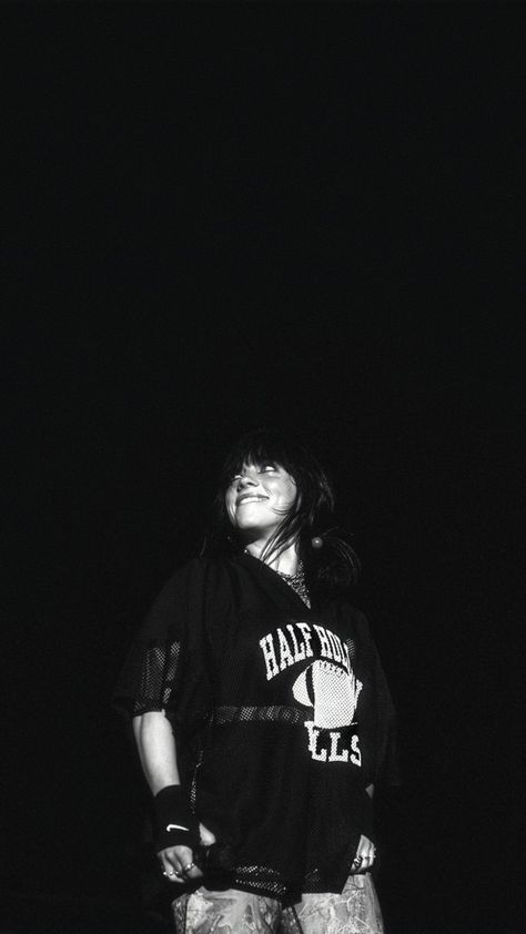 Billie Eilish Black Wallpaper, Billie Eilish Black, Billie Wallpaper, Billie Eilish Wallpaper, Billie Eilish Vídeos, Black And White Wallpaper, Black N White, Billie Eilish, Pretty People