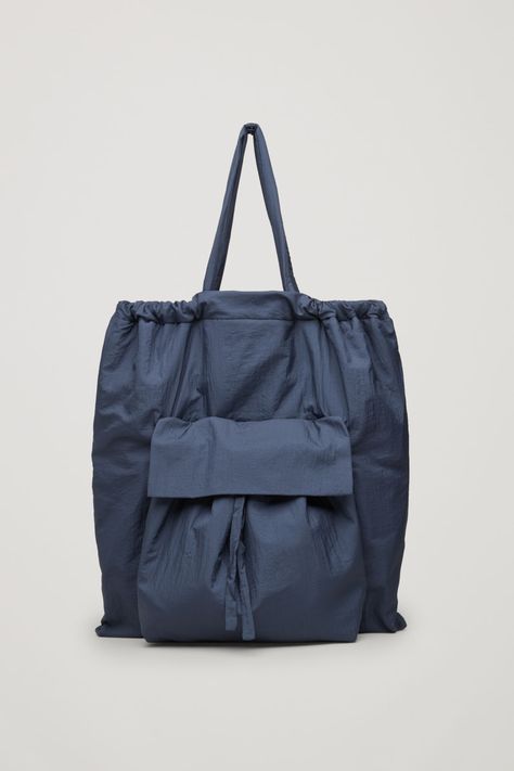 GATHERED TOTE BAG  - Navy - Tote bags - COS Sukienki Maksi, Canvas Bag Design, Popular Handbags, Back Bag, Leather Handbags Women, Eco Bag, Tote Bag Leather, Fabric Bags, Nylon Bag