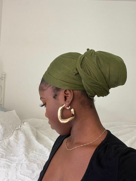 Headwrap Hairstyles, Cabello Afro Natural, Headwrap Tutorial, Head Wrap Styles, Hair Wrap Scarf, Hair Scarf Styles, Head Scarf Styles, Natural Hair Styles Easy, Low Bun