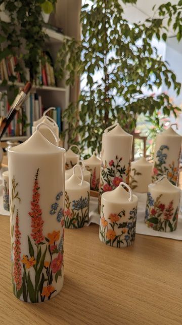 Painting With Candles, Painting With Wax On Candles, Painted Flower Candles, Hand Painting Candles, Cute Business Decor, Candle Painting Inspiration, Diy Candle Painting Ideas, Hand Painted Pillar Candles, Pillar Candle Painting