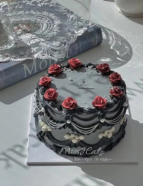 Dark Academia Cake Birthday, Dark Vintage Cake, Dark Cake Aesthetic, Birthday Cake Dark Aesthetic, Dark Academia Cake, Black Cake With Red Roses, Goth Cake Birthday, Grunge Birthday Cake, Cakes Aesthetic Vintage