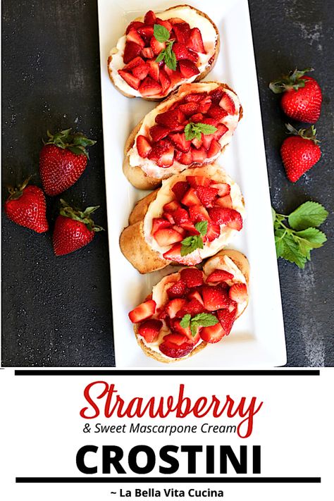 Strawberry Crostini, Cinnamon Sugar Toast, Crostini Recipes, Italian Recipes Dessert, Toast In The Oven, Mascarpone Cream, Roasted Strawberries, Strawberry Topping, Brunch Buffet