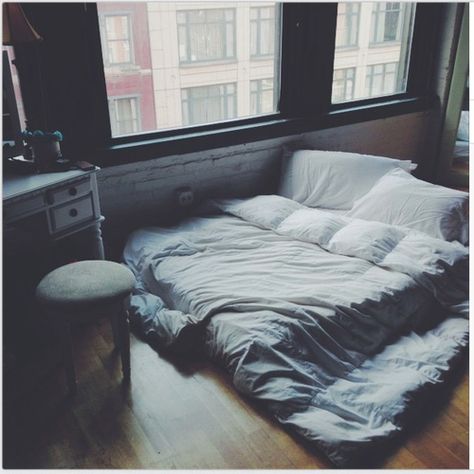 Photo Bed On The Floor, Unmade Bed, Mattress On Floor, Bohemian House, Floor Bed, Dream Rooms, My New Room, Large Windows, New Room