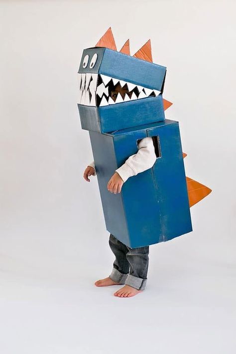 Cardboard Box Costume, Diy Dinosaur Costume, Diy Fantasia, Recycled Costumes, Cardboard Costume, Dinosaur Halloween Costume, Dinosaur Halloween, Box Costumes, Diy Costumes Kids