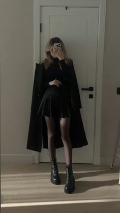 Goth Old Money Aesthetic, Dark Glamour Outfit, Mysterious Aesthetic Outfit, Dark Academia Black Outfit, Black Boots Outfit Aesthetic, Casual Dark Outfit, Dark Preppy Outfits, Dark Classy Aesthetic Outfits, Dark Preppy Aesthetic