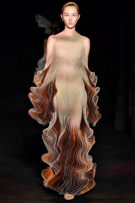 2018 Runway, Sculptural Fashion, Iris Van Herpen, Atonement, Couture Mode, Futuristic Fashion, Couture Week, Fashion Week Runway, Textiles Fashion