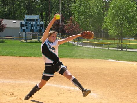 Putting all the different parts of the softball pitch together at once can be alot to juggle at once! No worries - it's all simplified here! Softball Pitcher Quotes, Softball Pitching Drills, Pitcher Softball, Softball Pictures Poses, Pitching Drills, Softball Workouts, Youth Softball, Softball Pitcher, Softball Drills