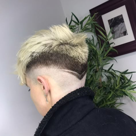 Skin Fade Undercut Woman, Shaved Mens Hairstyles, Skin Fade Women, Undercut Haircut Women, Pixie Fade, Short Hair Shaved Sides, Undercut Ideas, Fade Hair, Celebrity Hair Colors