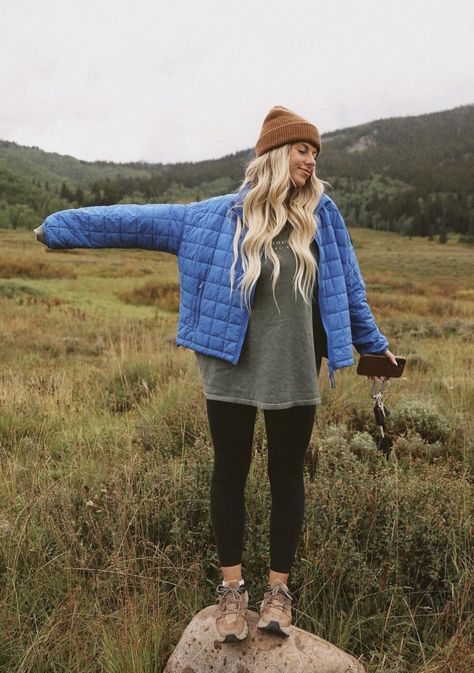 40s Weather Outfit, Midsize Outdoor Outfits, Granola Fashion Winter, Outdoorsy Mom Style, Colorado Mom Style, Winter Camping Outfits For Women, Ashtyn Bodensteiner Outfits, Outdoor Mom Style, Cottage Outfit Winter