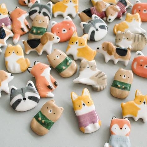 Clay Magnet Ideas, Magnet Ideas, Clay Pins, Clay Magnets, Sculptures Céramiques, Tanah Liat, Clay Diy Projects, Polymer Clay Animals, Cute Polymer Clay