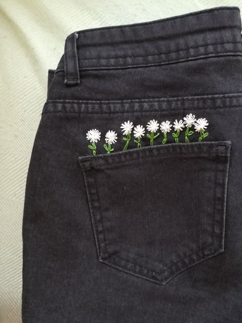 Black Jean Embroidery, Black Jeans Embroidery Ideas, Embroidery On Jeans Pocket, Black Jeans Embroidery, Embroidery Pants Jeans, Redesign Clothes Diy, Fit Jeans Diy, Grunge Embroidery, Embroidery Jeans Diy