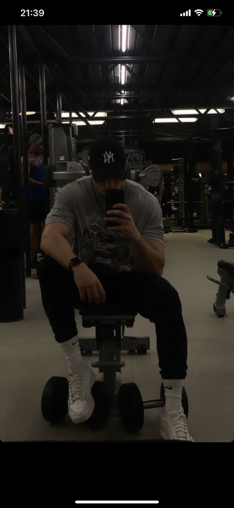 Mens Gym Aesthetic, Male Asthetic Picture, Men Mirror Selfie Aesthetic, Gym Boy Aesthetic, Gym Guy Aesthetic, Gym Photo, Motivation Wallpaper, Winter Arc, Gym Boy