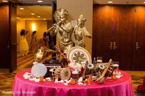 Marvelous Indian wedding deities decoration. by @makingthemoment @bellesadivina Krishna Theme Wedding Decor, Radha Krishna Wedding Decor, Radhakrishna Marriage, Vrindavan Theme Wedding Decor, Radha Krishna Brass Statue, American Wedding, South Asian Wedding, Indian Wedding Decorations, Bride Bridal