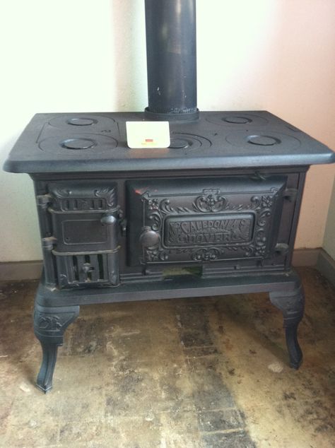 Rv Wood Stove, Wood Stove Heater, Wood Burning Stoves Living Room, Antique Wood Stove, Wood Burning Cook Stove, Coal Stove, Sofa Design Wood, Log Home Interiors, Old Stove