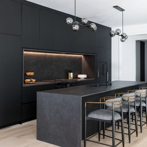 Modern Black Kitchen, Makeover Kitchen, Matte Black Kitchen, Modular Kitchen Design, Kitchen Interior Design Decor, Kitchen Splashback, Kitchen Interior Design Modern, Contemporary Kitchen Design, Kitchen Room Design