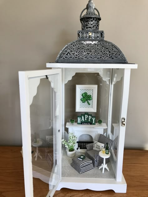 Lantern Diorama, Christmas Lantern Decor Ideas, Christmas Lantern Diorama, Miniatures In Lanterns, Miniature Lantern, Memory Lantern, Upcycle Home, Pinterest Christmas Crafts, Dolls House In A Lantern