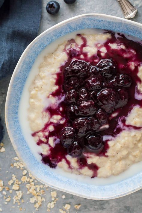 Banana Porridge With Blueberry Compote - Domestic Gothess Porridge Healthy, Banana Porridge, Oat Porridge, Fruity Recipes, Breakfast Porridge, Easy To Make Breakfast, Breakfast Oatmeal, Blueberry Compote, Porridge Recipes