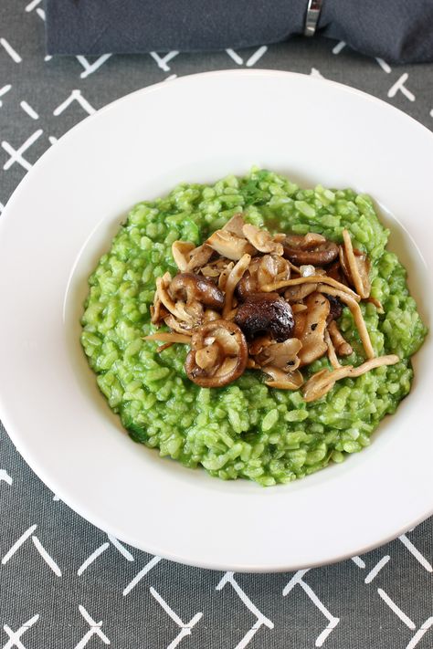 A bright-green risotto -- that you barely have to stir. Rice Cooker Risotto, Perfect Risotto, Green Risotto, Nancy Birtwhistle, Butternut Squash Sage, Risotto Milanese, Stomach Rumbling, Nancy Silverton, Vegetarian Main Course