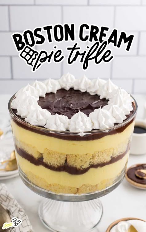 a jar of Boston Cream Pie Trifle Boston Cream Pie Trifle, Trifle Bowl Recipes, Boston Cream Cake, Tiramisu Trifle, Trifle Dessert Recipes, Creme Pie, Trifle Recipes, Layered Dessert, Bowl Ideas