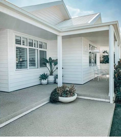 Hamptons Home Exterior, White Weatherboard House, Beach Shack Exterior, Hamptons Facade, Hamptons House Exterior, Country Home Exterior, White Farmhouse Exterior, Painted Brick Exteriors, Weatherboard House