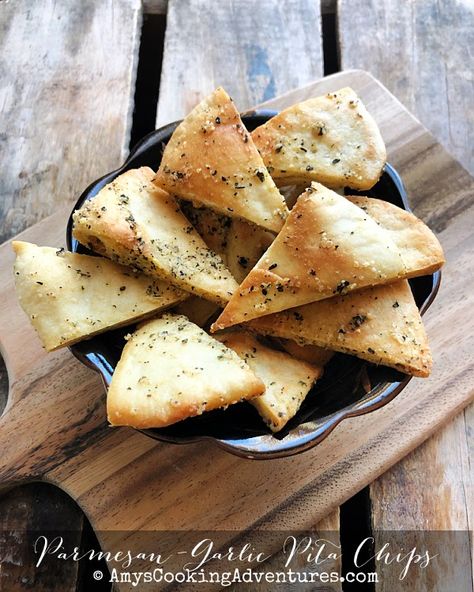 Amy's Cooking Adventures: Parmesan-Garlic Pita Chips Pita Bread Pizza Recipe Air Fryer, Pita Pizza Air Fryer, Pita Bread Pizza Air Fryer, Garlic Pita Chips, Pita Chips From Pita Bread, Tortilla Crisps, Hor Dourves, Pita Chips Recipe, Baked Pita Chips