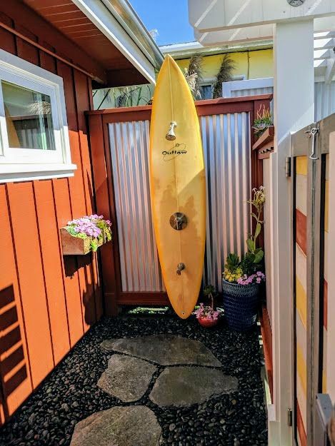 Beach House Outdoor Shower Ideas, Cabin Shower Ideas, Outdoor Shower Ideas Backyards, Outside Shower Ideas, Shed Homes Ideas, Outdoor Shower Fixtures, Outdoor Shower Beach, Beach House Outdoor, Simple Pool