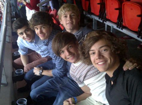 #Rare PIC: The boys out together at a footbal match in 2011. Four One Direction, Gambar One Direction, One Direction Images, One Direction Wallpaper, One Direction Photos, One Direction Harry Styles, One Direction Pictures, X Factor, I Love One Direction