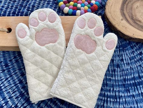 Pink Oven, Cat Themed Gifts, Paw Design, Unique Cats, Oven Mitts, Cat Paws, Cat Theme, Homemade Gifts, Patchwork Quilts