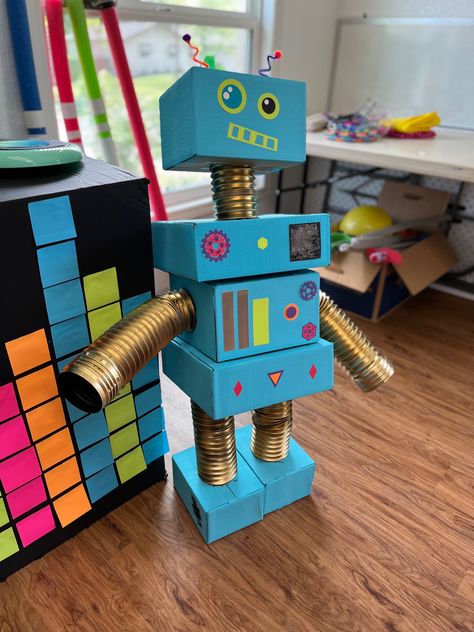 1st Grade Robot Project, Robot Made From Boxes, Recycled Robot Craft Preschool, Cardboard Box Robot, Preschool Robot Craft, Recycled Robot Project, How To Make A Robot, Robot Craft Preschool, Cardboard Robot Diy