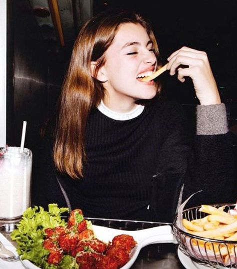 Eating Pictures, Andromeda Black, Filling Salad Recipes, Diana Silvers, Teen Idle, Stella Artois, Healthy Diet Tips, Healthy Shopping, People Eating